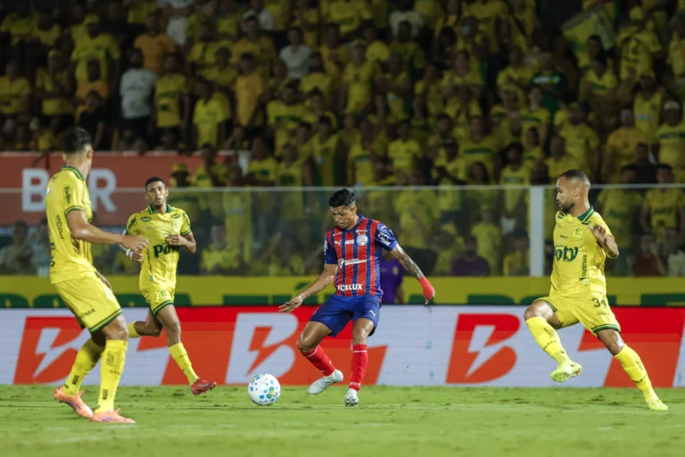 Jogador do Mirassol protesta contra a arbitragem durante jogo contra o Bahia