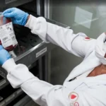 Grupo de pessoas doando sangue para hemocentros no Rio de Janeiro, com foco na solidariedade e na necessidade de doação.