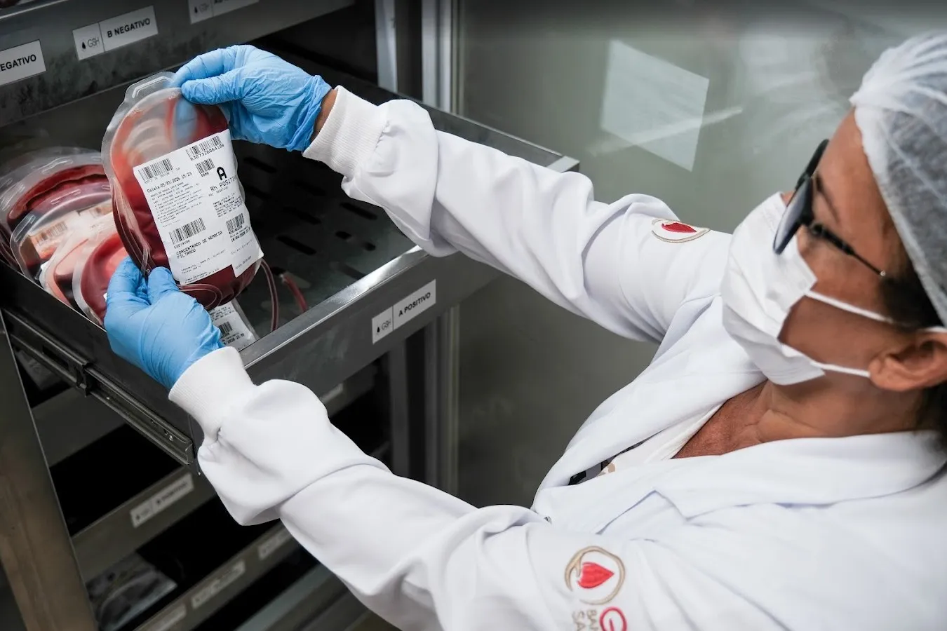 Grupo de pessoas doando sangue para hemocentros no Rio de Janeiro, com foco na solidariedade e na necessidade de doação.
