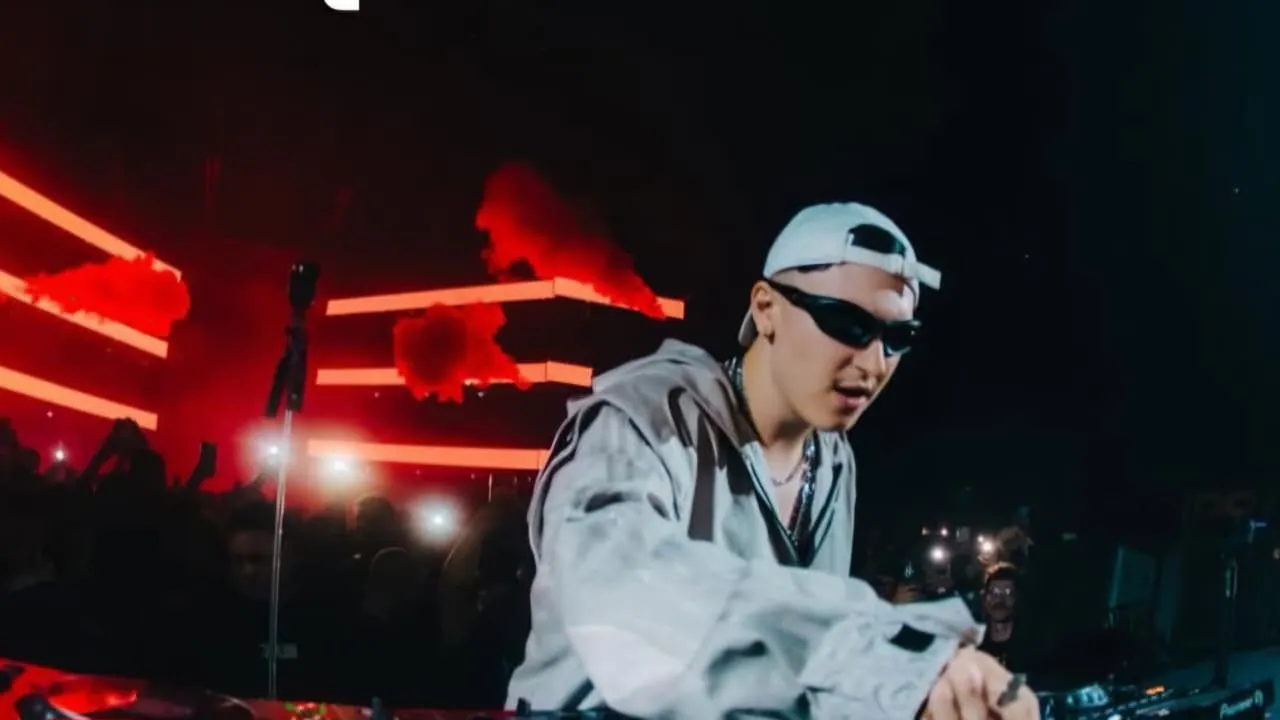 Multidão em eventos da Agenda Cultural de Páscoa, com palco de show, teatro e tenda de circo ao fundo