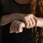 Professora apoiando aluna adolescente em conversa na escola sobre problemas emocionais e automutilação