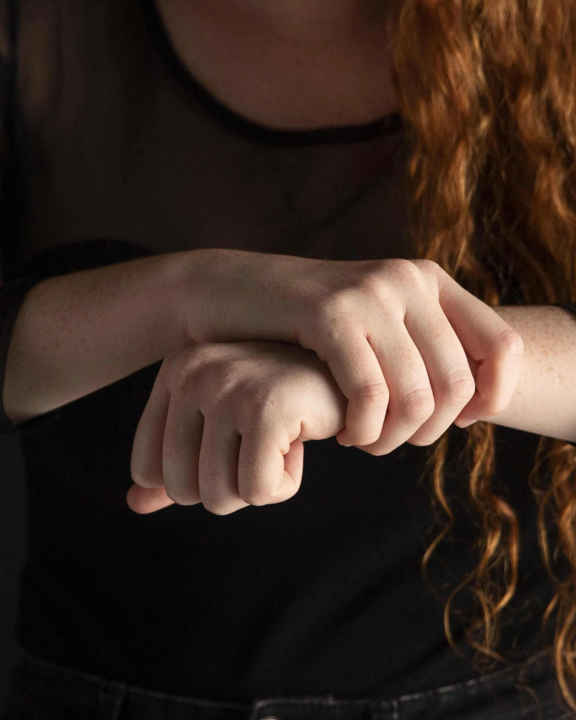 Professora apoiando aluna adolescente em conversa na escola sobre problemas emocionais e automutilação
