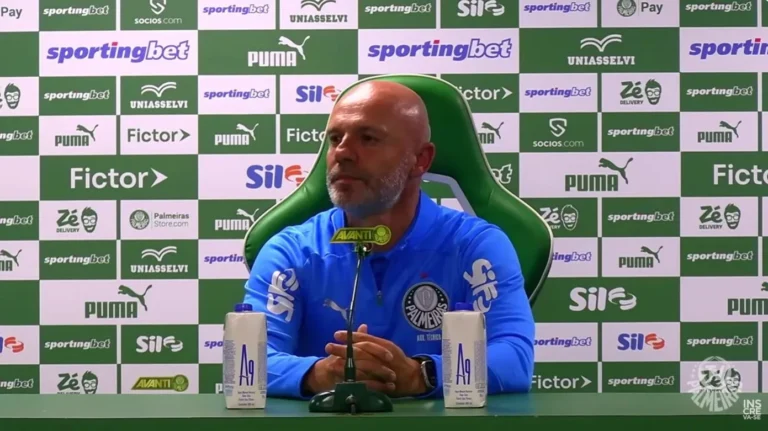 Vitor Castanheira, auxiliar do Palmeiras, falando sobre vitória e cansaço dos jogadores