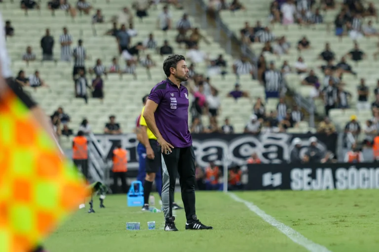 Jogadores do Ceará comemorando gol, auxiliar técnico Denis Iwamura, vitória Ceará x Fortaleza Copa do Nordeste