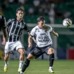 Estádio de futebol com times Avaí e Figueirense, um celebrando vitória e outro demonstrando derrota, representando os resultados do fim de semana.