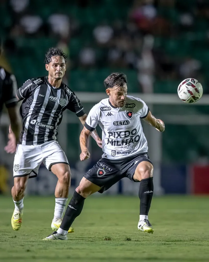 Estádio de futebol com times Avaí e Figueirense, um celebrando vitória e outro demonstrando derrota, representando os resultados do fim de semana.