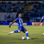 Imagem de campo de futebol com jogadores do Avaí em treino noturno para a Série B