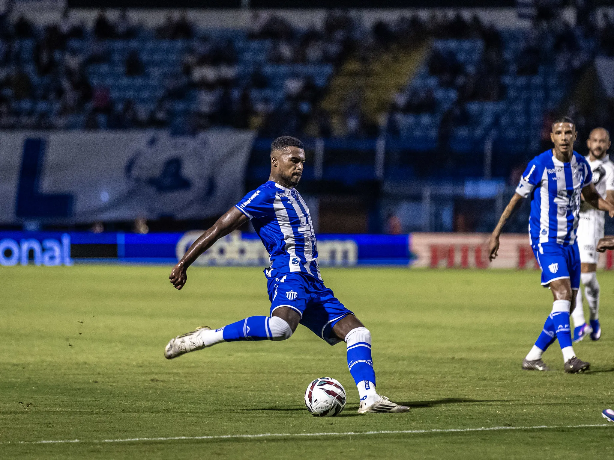 Imagem de campo de futebol com jogadores do Avaí em treino noturno para a Série B