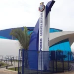 Pessoas ouvindo palestras no Simpósio do Autismo de Avaré, com foco em inclusão e TEA.