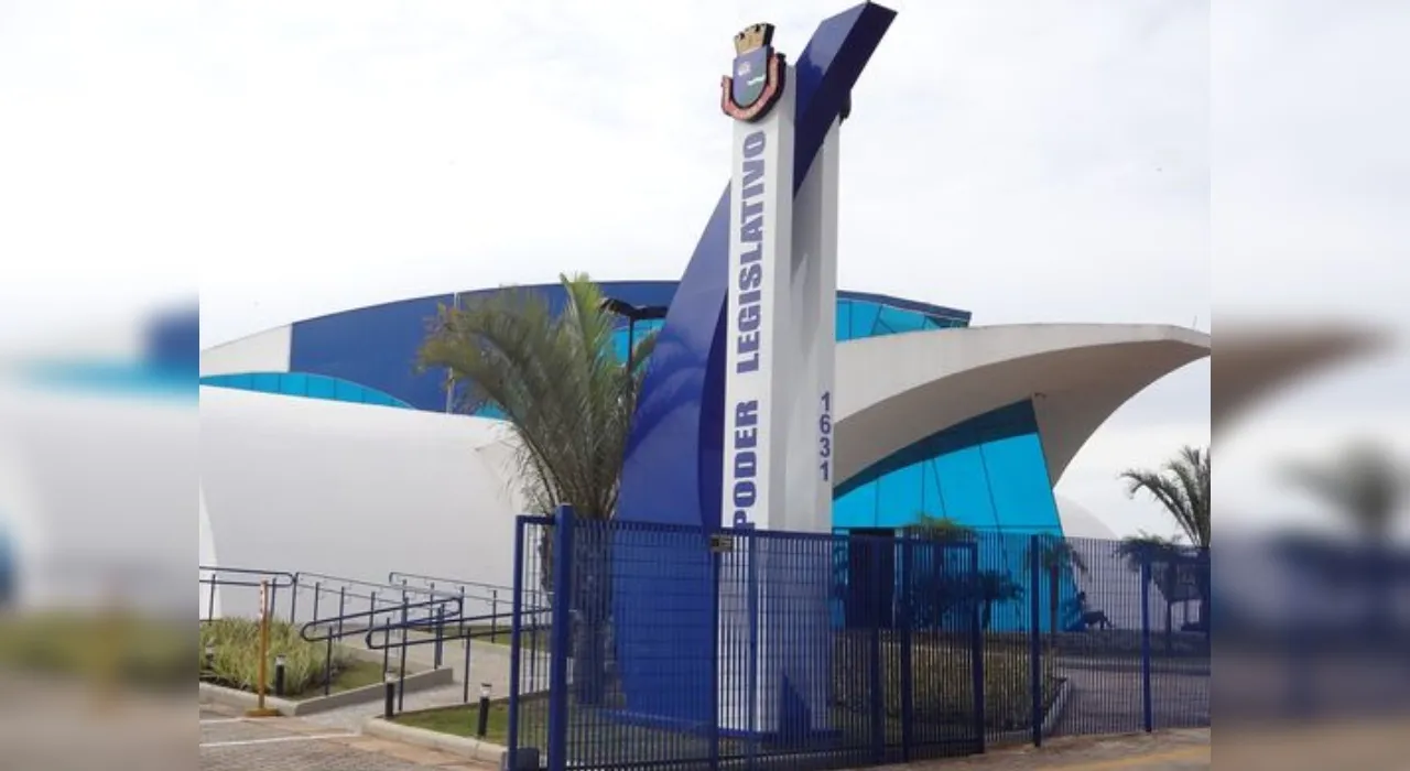 Pessoas ouvindo palestras no Simpósio do Autismo de Avaré, com foco em inclusão e TEA.