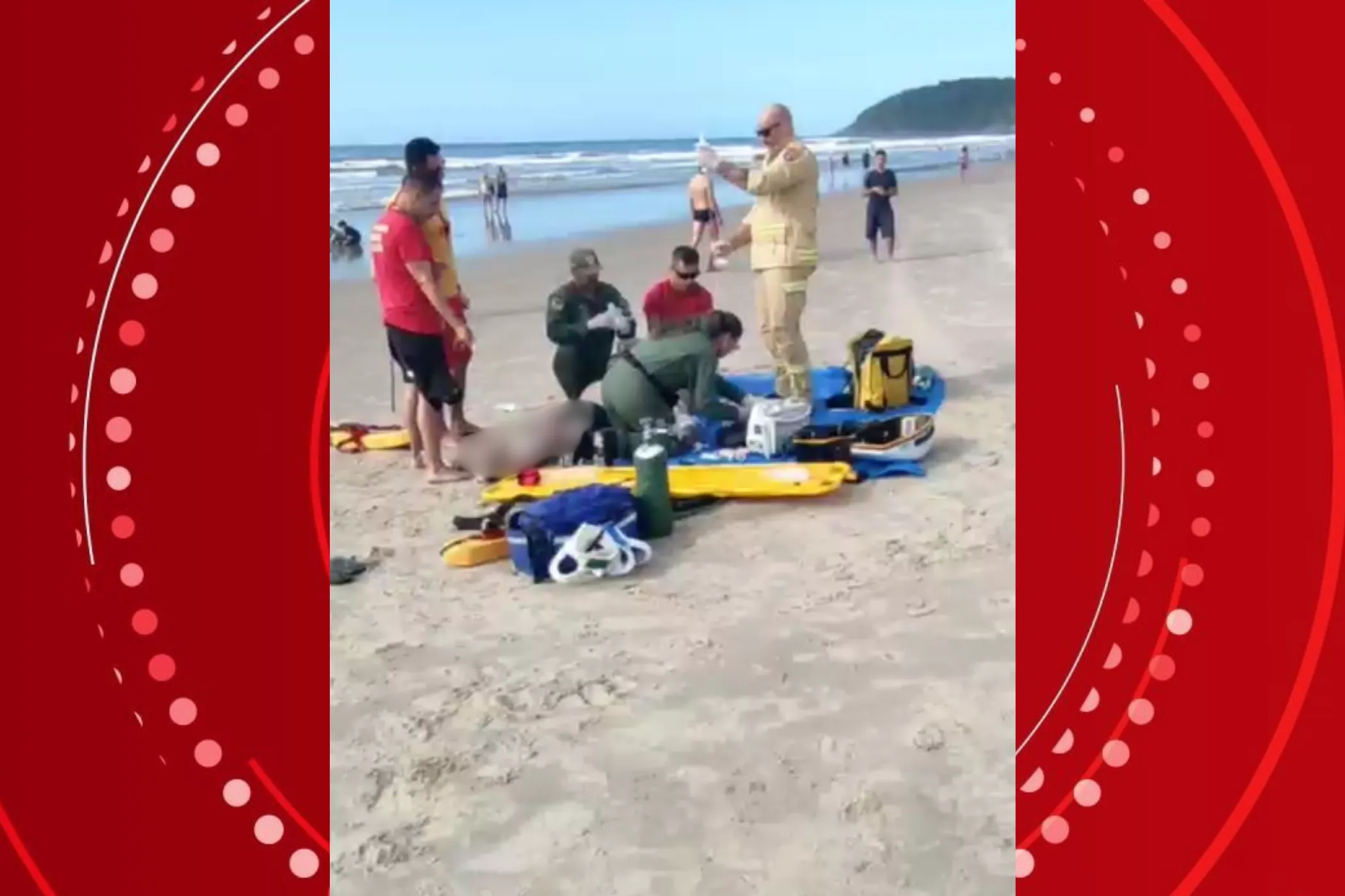 Avô idoso resgatando neto em mar agitado, com ondas fortes e guarda-vidas ao fundo.