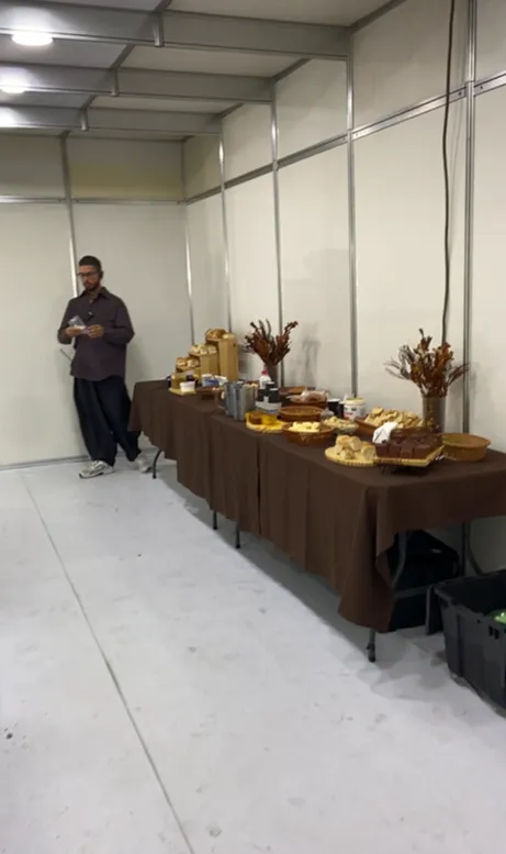 Backstage Rio Fashion Week com modelos, maquiadores e roupas