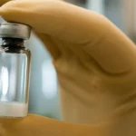 Pessoa recebendo a vacina contra chikungunya no braço, em Bady Bassitt