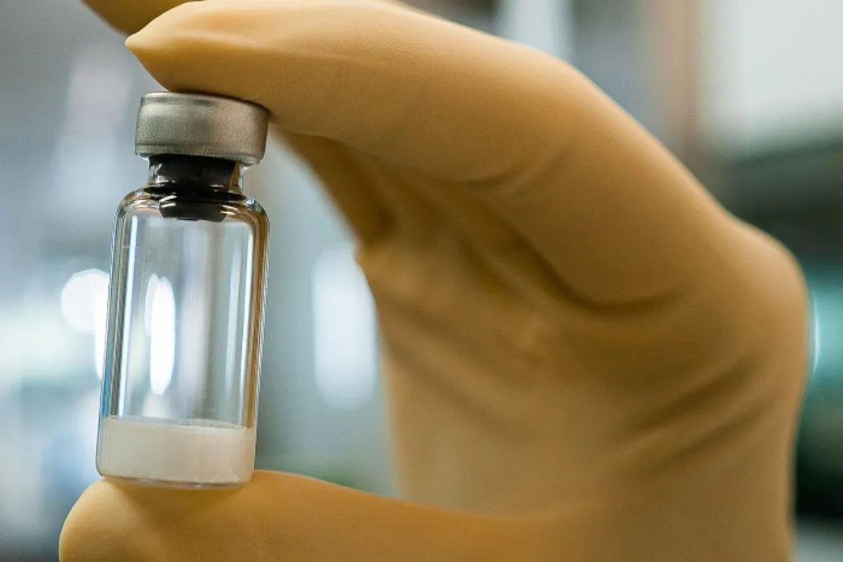 Pessoa recebendo a vacina contra chikungunya no braço, em Bady Bassitt