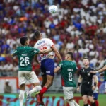 Time do Bahia em formação defensiva contra bola parada em jogo de futebol.
