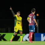 Partida de futebol entre Bahia e Mirassol, jogadores em campo.
