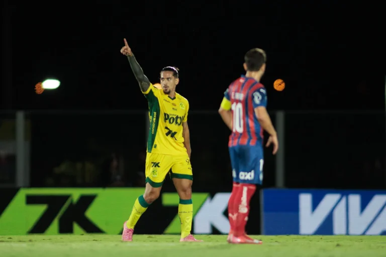 Partida de futebol entre Bahia e Mirassol, jogadores em campo.