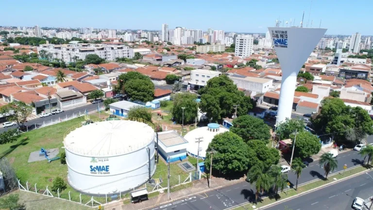 Equipe do SeMAE limpando um reservatório de água em São José do Rio Preto para garantir a qualidade do abastecimento.