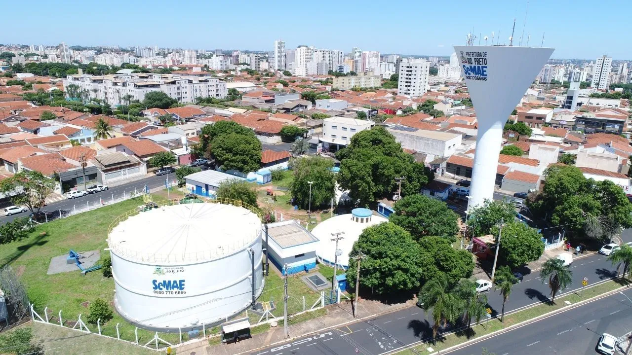 Equipe do SeMAE limpando um reservatório de água em São José do Rio Preto para garantir a qualidade do abastecimento.