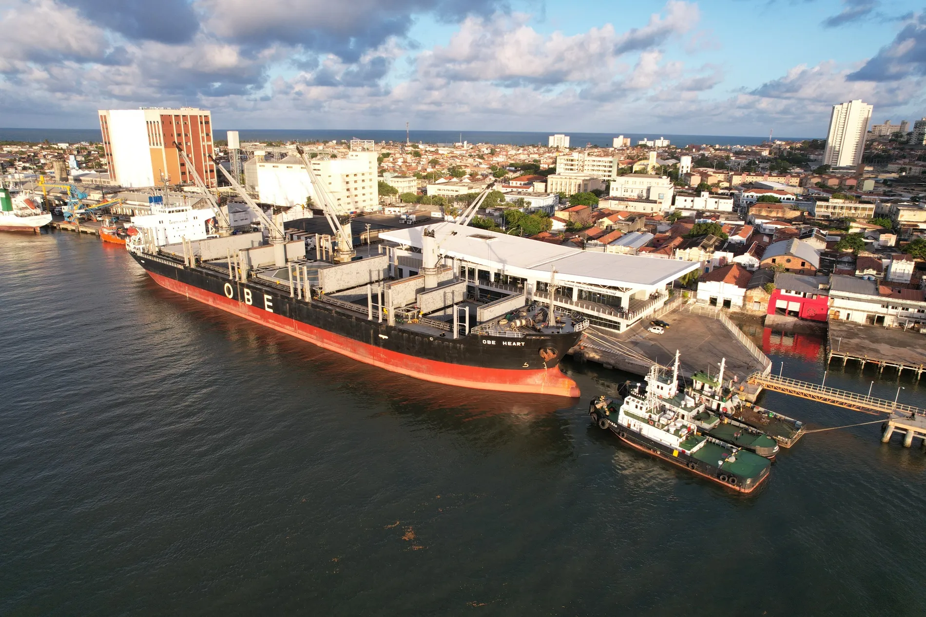 Balança comercial com moedas e produtos, indicando superávit