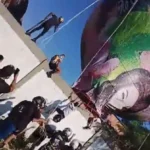 Balão de grande porte caído em frente à emergência do Hospital Alberto Torres em São Gonçalo, Rio de Janeiro.