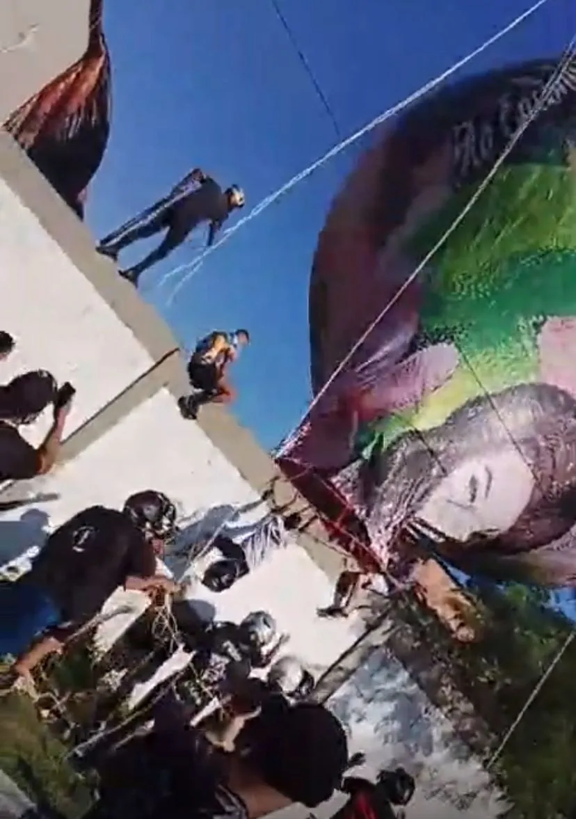 Balão de grande porte caído em frente à emergência do Hospital Alberto Torres em São Gonçalo, Rio de Janeiro.