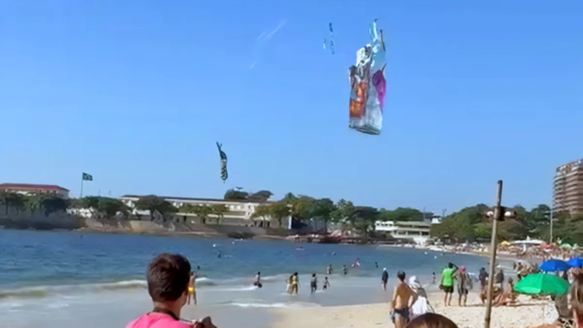 Balão de ar quente caindo na Praia de Copacabana, Rio de Janeiro