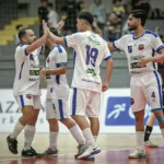 Jogadores de Balsas Futsal e Blumenau Futsal em ação na LNF Silver