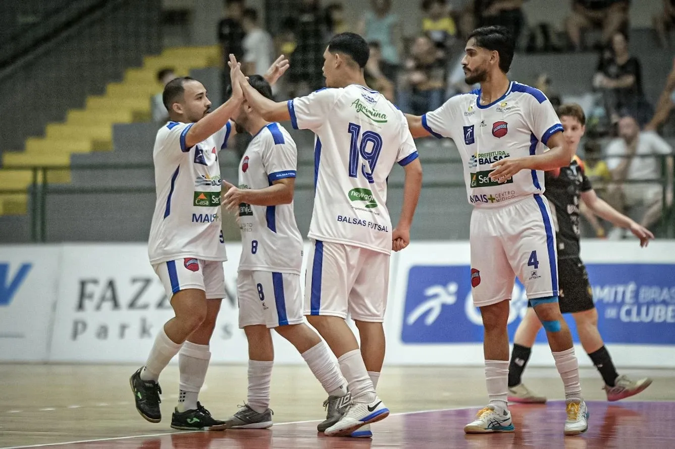 Jogadores de Balsas Futsal e Blumenau Futsal em ação na LNF Silver