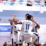 Jogadores do Balsas Futsal e Jaraguá disputando a bola em partida da Copa LNF no Ginásio Castelinho