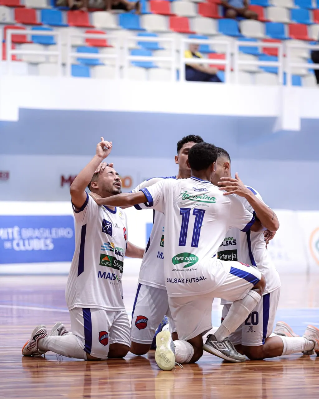 Jogadores do Balsas Futsal e Jaraguá disputando a bola em partida da Copa LNF no Ginásio Castelinho