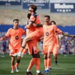 Barcelona campeão LaLiga, jogador comemorando, Camp Nou, troféu LaLiga, festa título