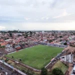 Jogadores de Barretos e Grêmio São-Carlense disputando bola no Estádio Fortaleza