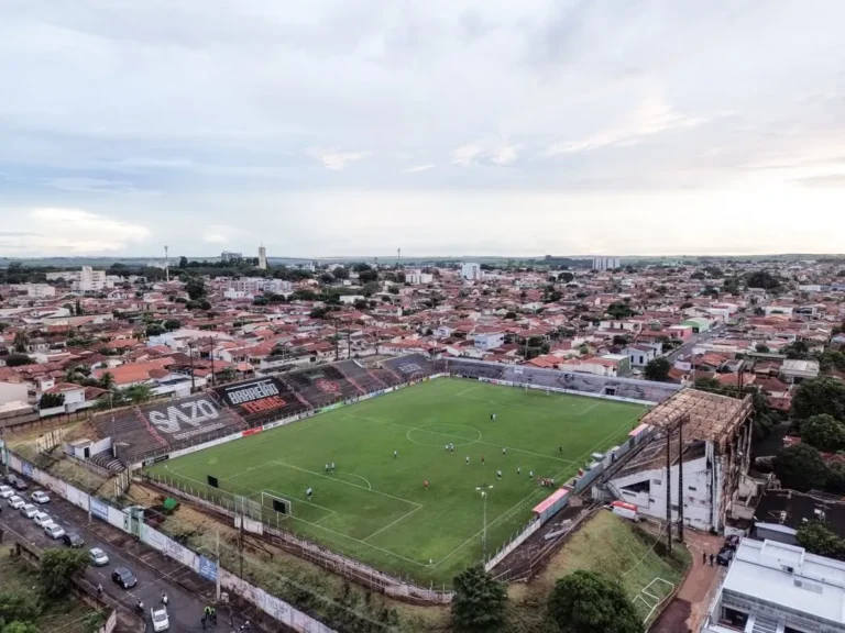 Jogadores de Barretos e Grêmio São-Carlense disputando bola no Estádio Fortaleza