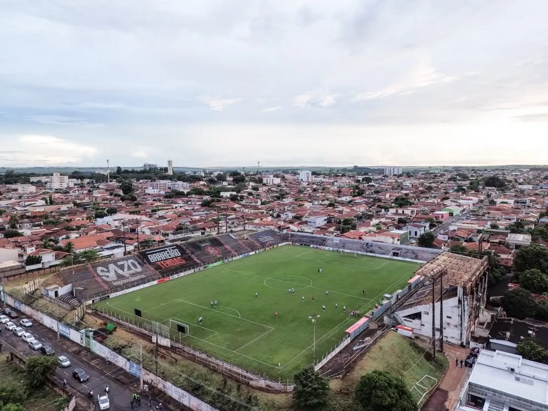 Jogadores de Barretos e Grêmio São-Carlense disputando bola no Estádio Fortaleza