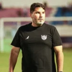 Eduardo Barroca, técnico do CRB, em coletiva de imprensa, falando sobre a continuidade de seu trabalho e o apoio da diretoria.