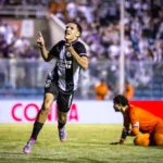 Jogadores jovens do Ceará comemorando gol, base do Ceará em destaque