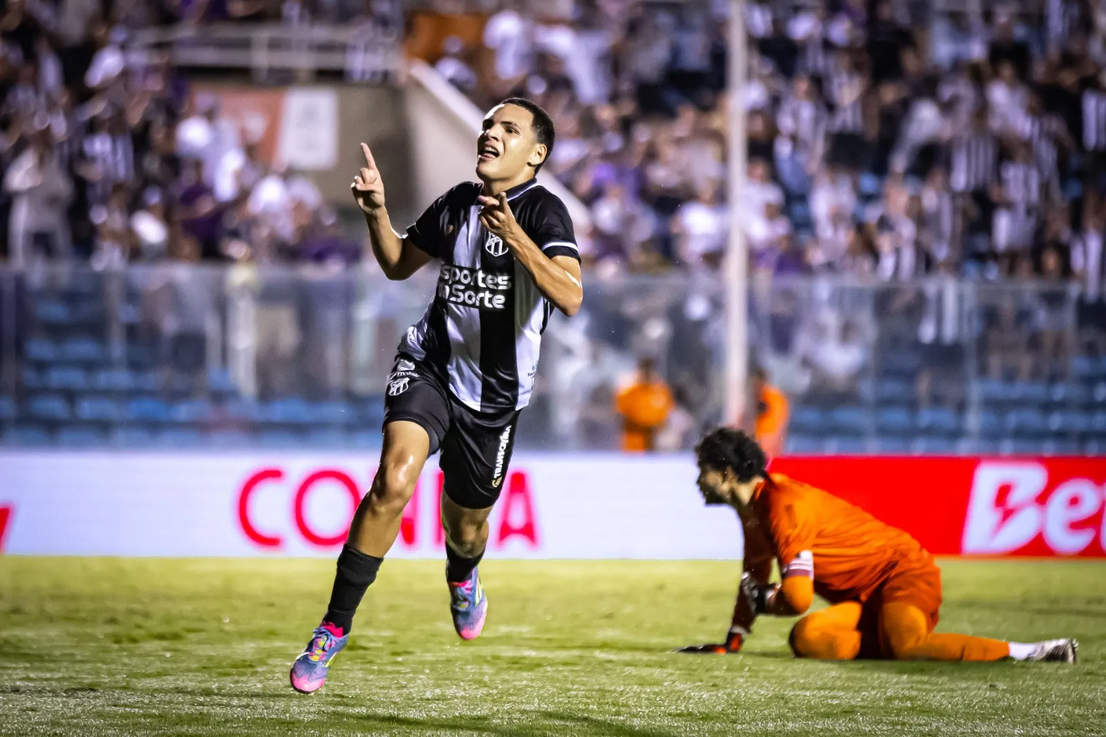 Jogadores jovens do Ceará comemorando gol, base do Ceará em destaque