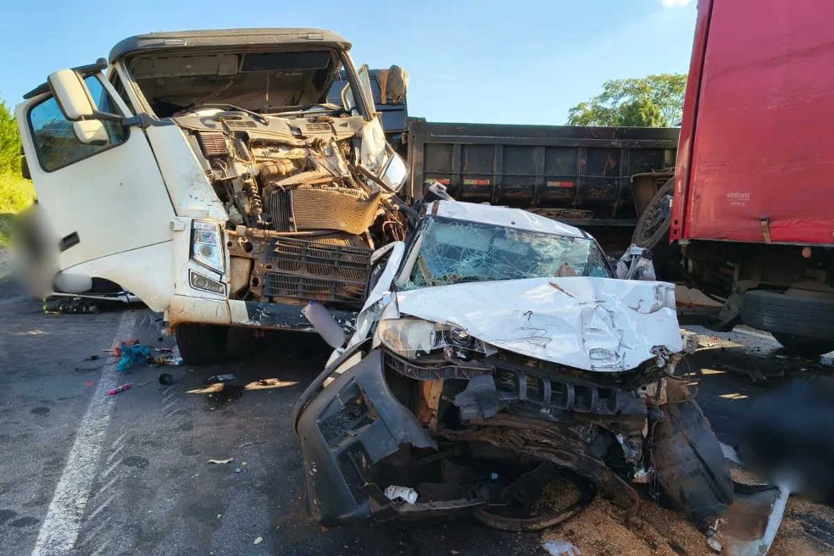 Acidente fatal BR-376 Mauá da Serra com caminhão e carros