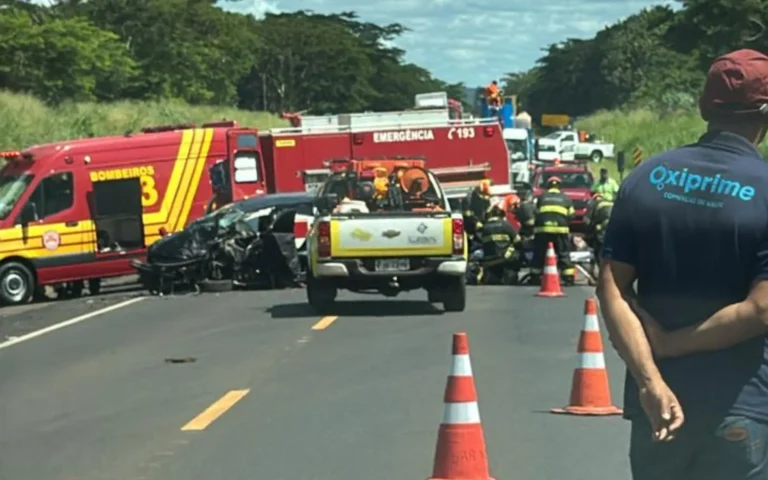 Acidente frontal entre carro e caminhão em chamas na Rodovia Assis Chateaubriand, Olímpia, com equipes de resgate.
