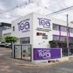 Fachada do Centro de Apoio ao Autismo em Bauru, Centro TEA Paulista, com pessoas interagindo.