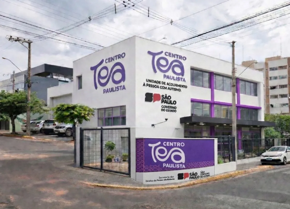 Fachada do Centro de Apoio ao Autismo em Bauru, Centro TEA Paulista, com pessoas interagindo.
