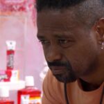 Leandro Boneco exausto no chão da Prova do Finalista do BBB26, com equipe médica se aproximando