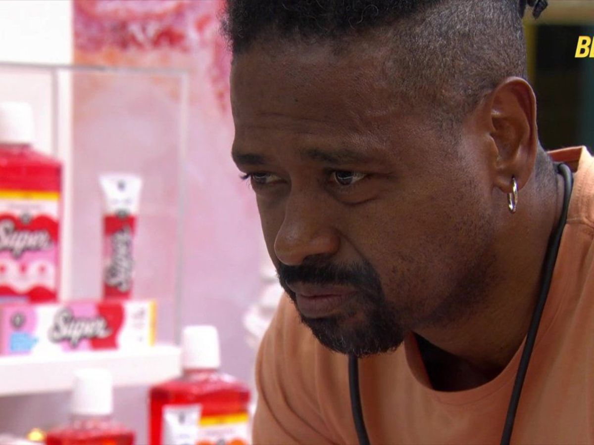 Leandro Boneco exausto no chão da Prova do Finalista do BBB26, com equipe médica se aproximando