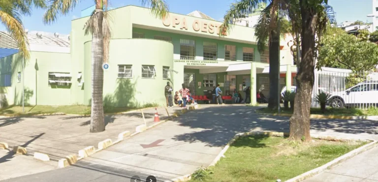 Fachada da UPA Oeste em BH à noite, unidade de saúde envolvida em investigação policial