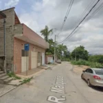 Rua Malquipia, Betim, com viaturas da Polícia Civil e SAMU no local da morte de bebê