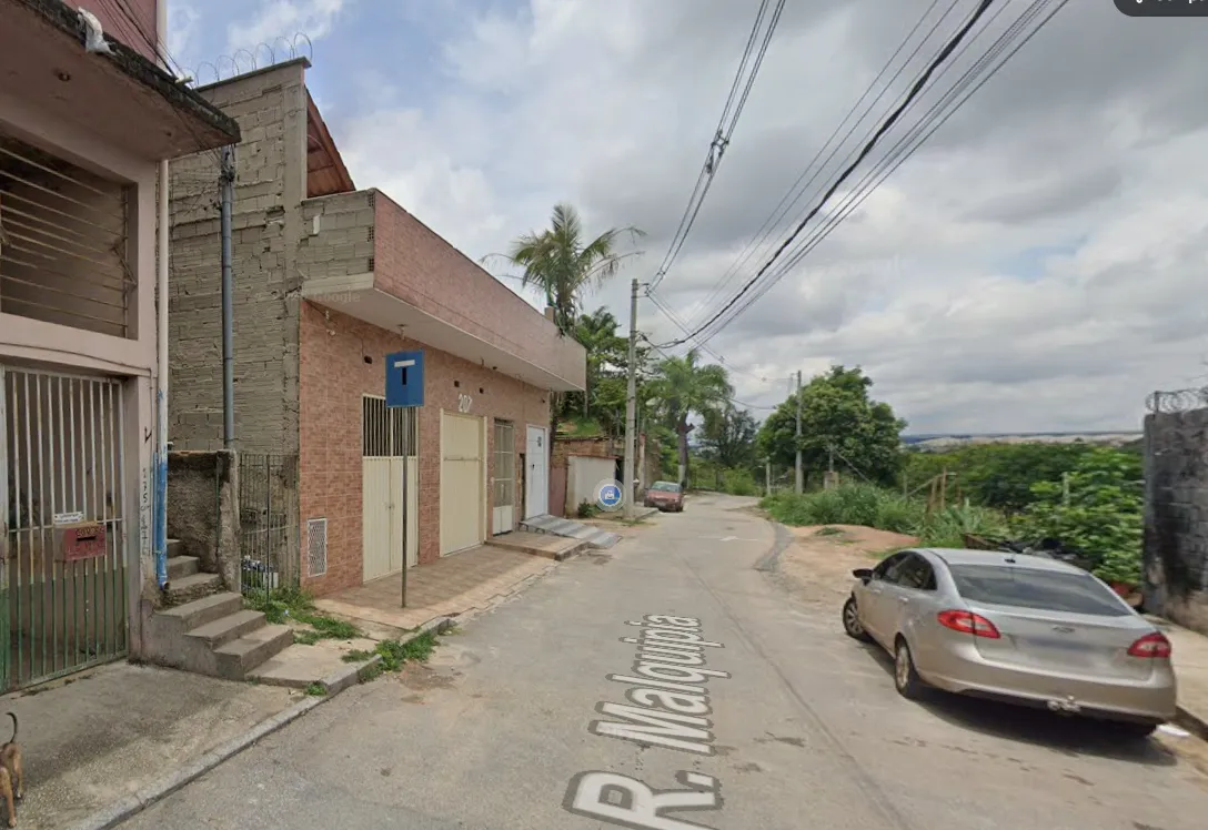 Rua Malquipia, Betim, com viaturas da Polícia Civil e SAMU no local da morte de bebê