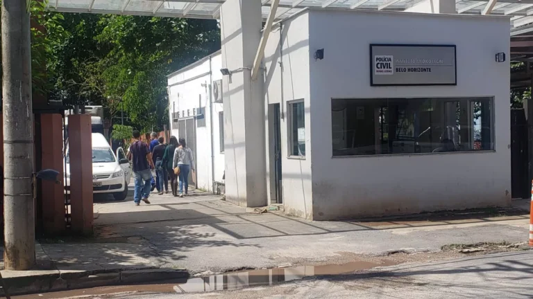 Patologista forense examinando lesões, morte de bebê UPA, investigação policial