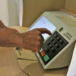 Eleitores recebendo atendimento nos novos postos do TRE-MG em Belo Horizonte para serviços eleitorais.