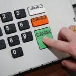 Homem apostando online escondido da família